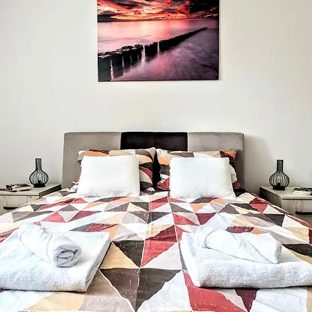 Spacious & Attractive 600m-7minuta Hoda Od Centra, Mogucnost Za Parking-apartmani-nsmilos * Novi Sad